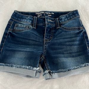 Hippie girl Regular rise midi cut off shorts
Soft dark Denim